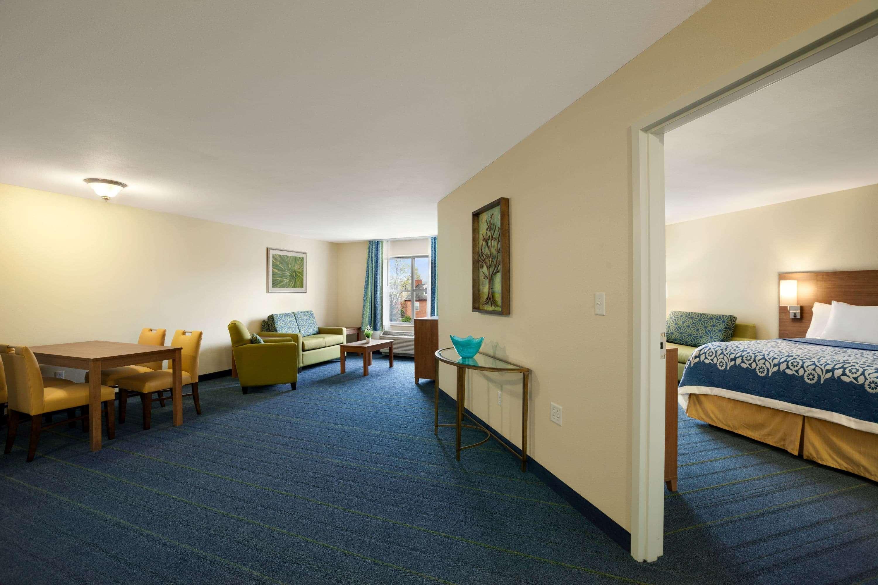 Days Inn & Suites By Wyndham Altoona Dış mekan fotoğraf