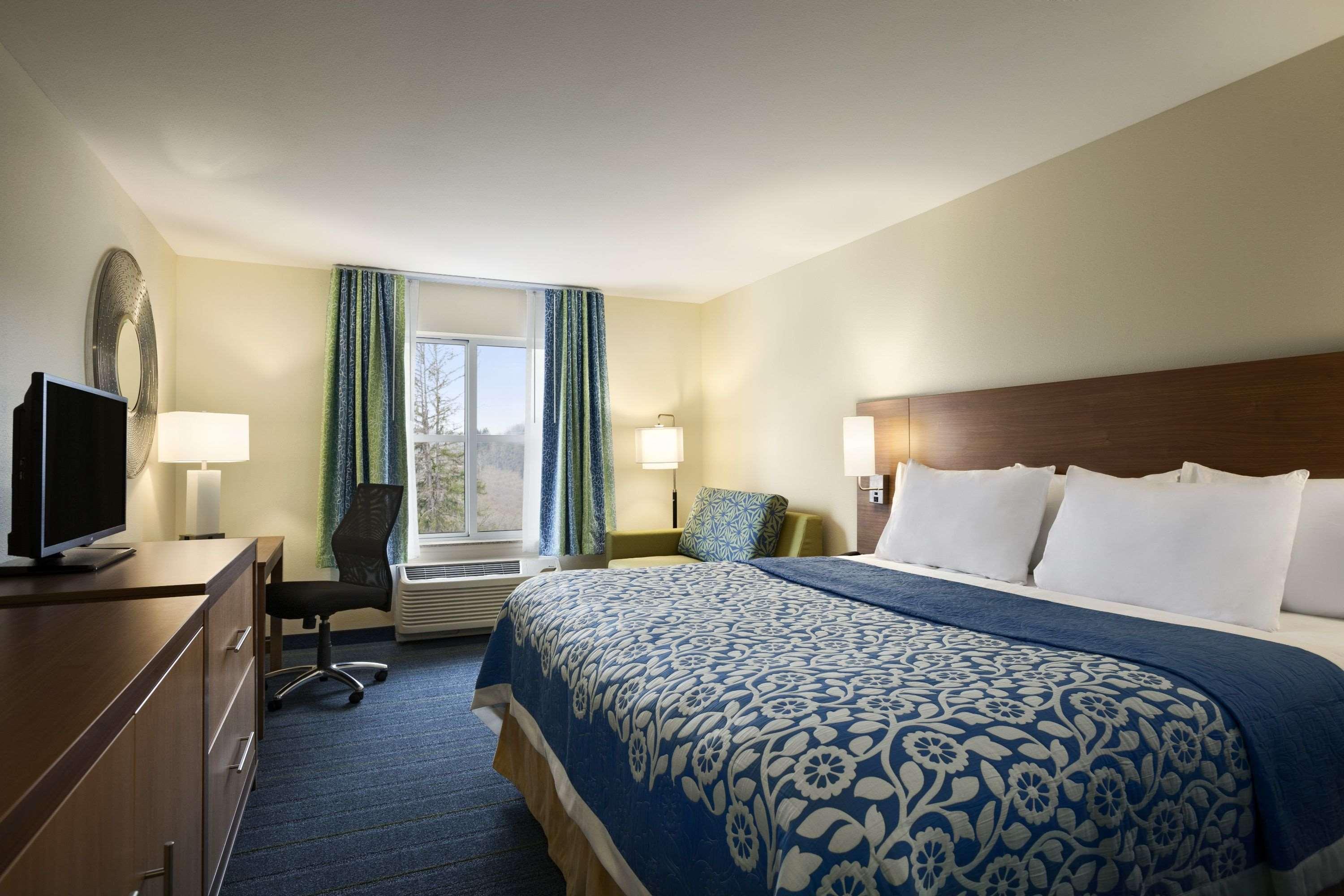Days Inn & Suites By Wyndham Altoona Dış mekan fotoğraf