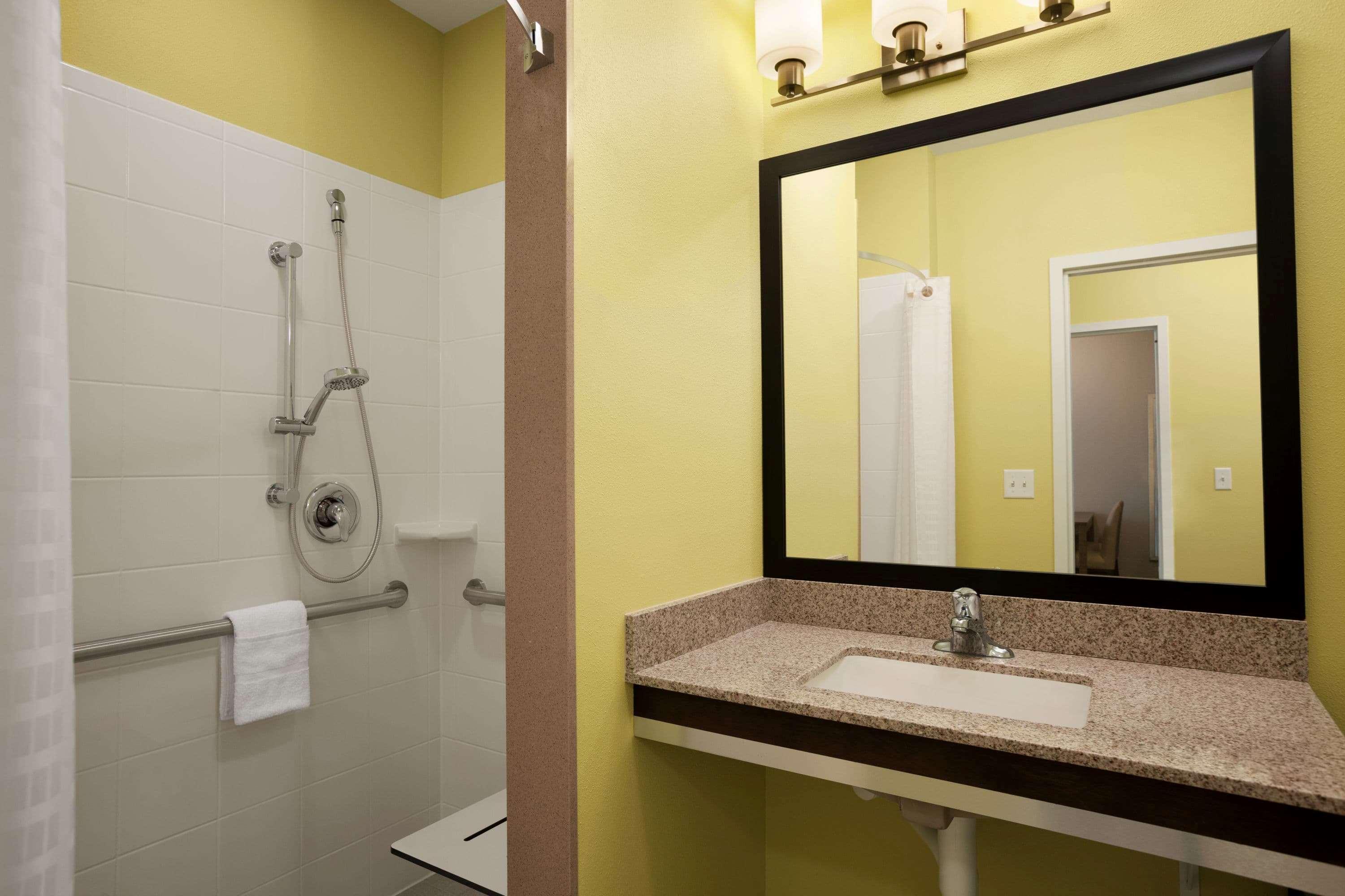 Days Inn & Suites By Wyndham Altoona Dış mekan fotoğraf