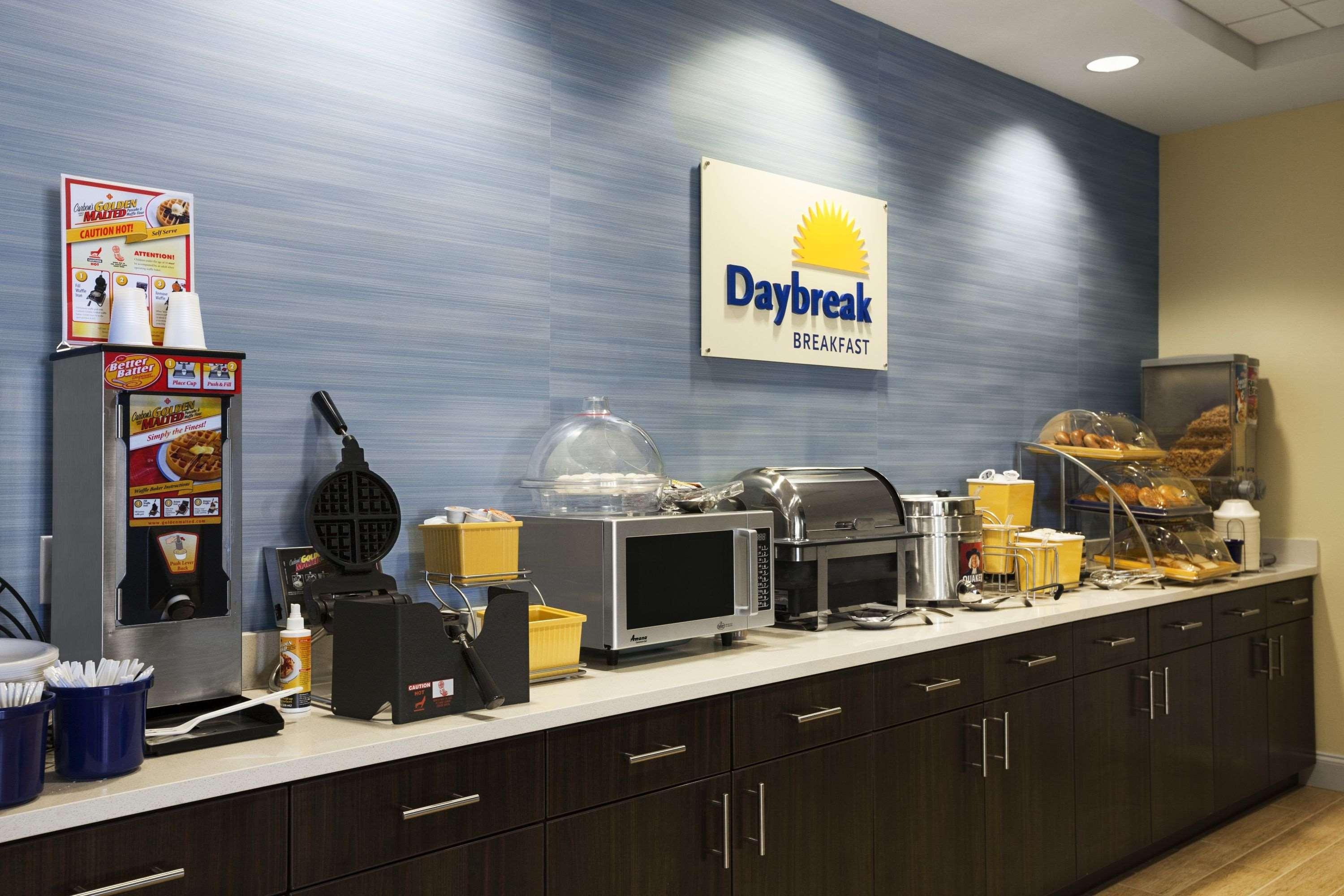 Days Inn & Suites By Wyndham Altoona Dış mekan fotoğraf