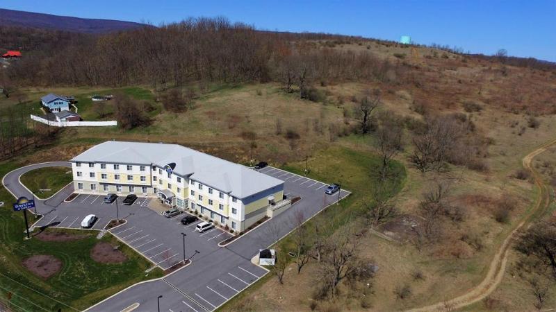 Days Inn & Suites By Wyndham Altoona Dış mekan fotoğraf